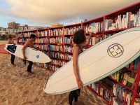 В Тель-Авиве открылась пляжная библиотека